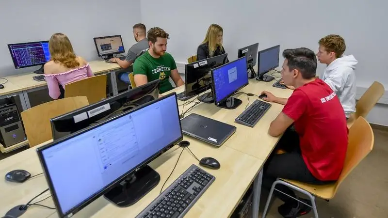Ingyenes informatikai szakköröket indít a Debreceni Egyetem középiskolásoknak
