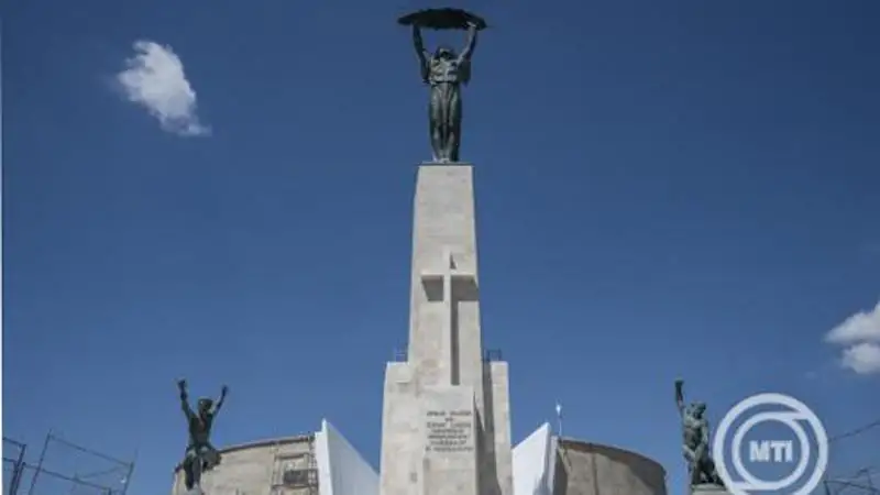 Az erődfalon belül egy 6000 négyzetméteres közparkot alakítanak ki
