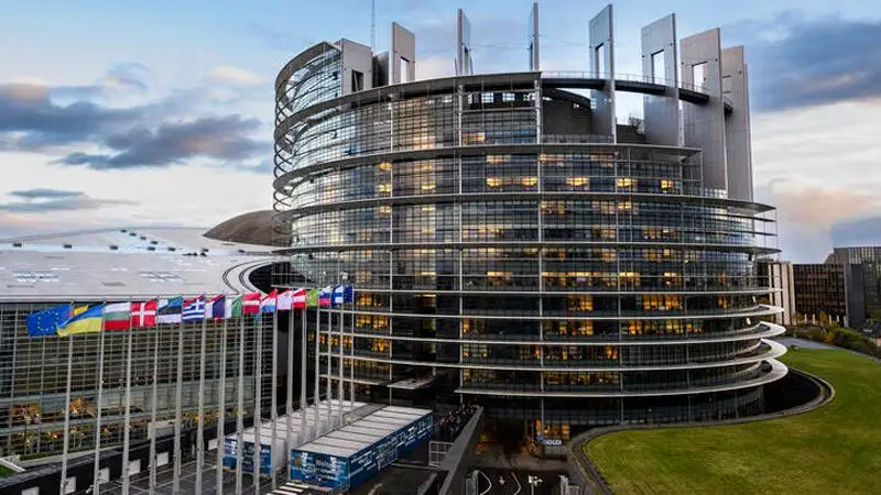 Az EP 16 évre emelné a közösségimédia-használat korhatárát