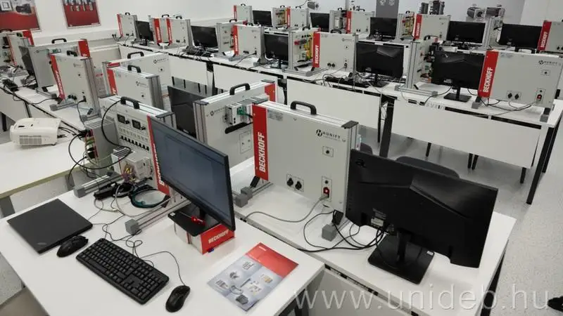 Átadták a Debreceni Egyetem Műszaki Karán a korszerűsített és kibővített Beckhoff Laboratóriumot