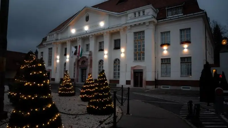 Ünnepi fényekbe öltözik a Debreceni Egyetem Klinikai Központja