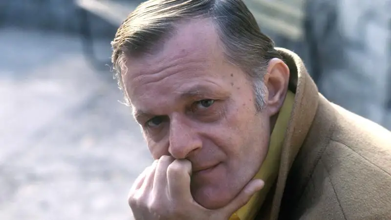 Az előadás Darvas Iván Lábjegyzetek című kötete alapján készült.