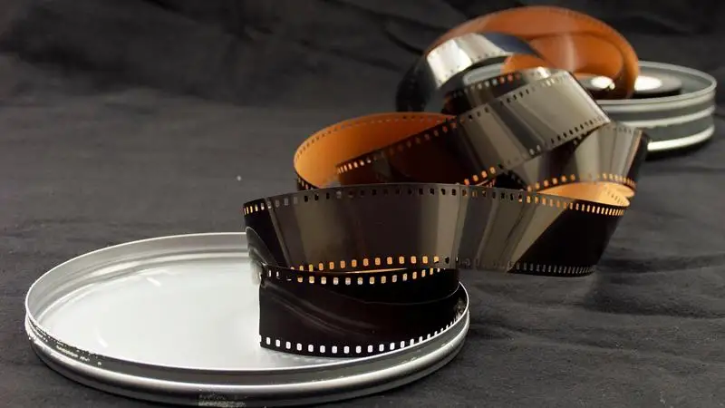 A mű egy magyarországi migráns történetét dolgozza fel