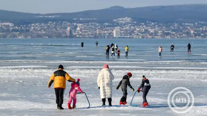 Szinte az egész partszakasz korcsolyázható