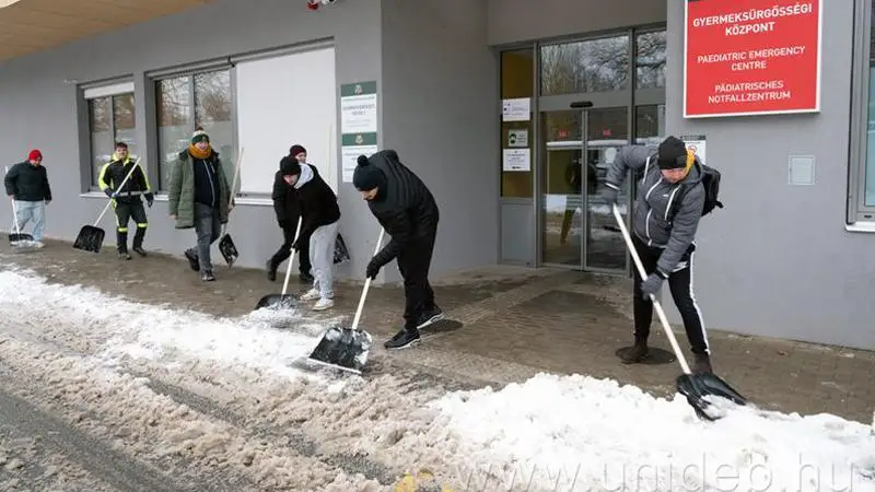Több hallgató segített a klinikatelep hómentesítésén 
