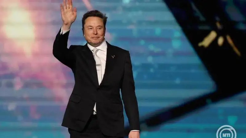 Elon Musk vezeti a listát