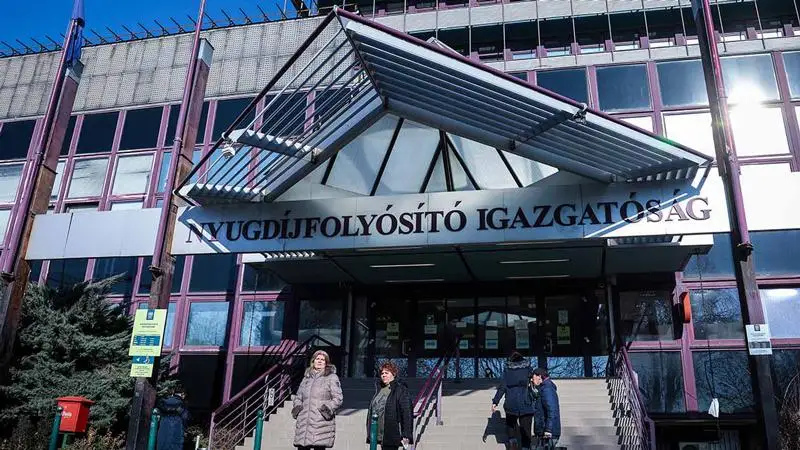 Jön a 14. havi nyugdíj első részlete is