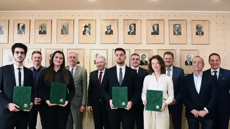 Debreceni hallgatók Európában egyedülálló kettős diplomához jutnak