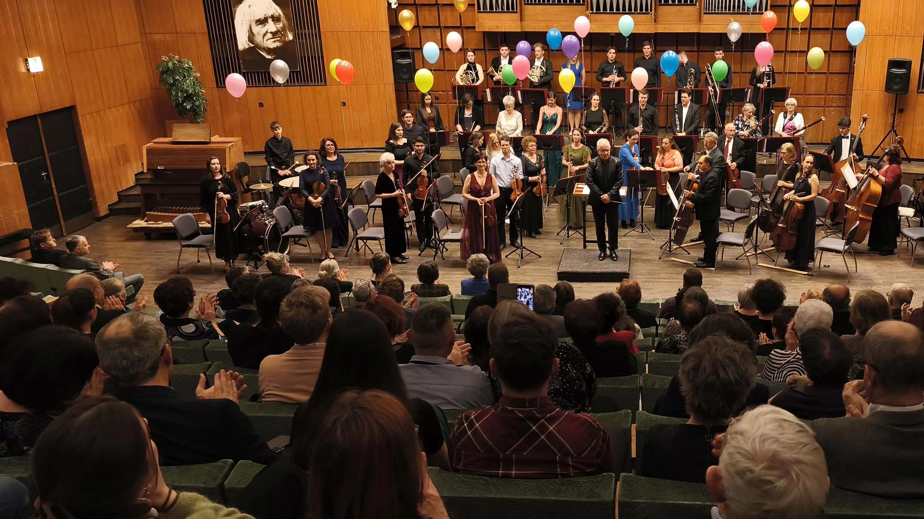 Debreceni amatőr zenészek profi előadása