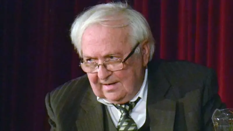 Újságíró, történész, a sakkozás nemzetközi mestere, középiskolai tanár