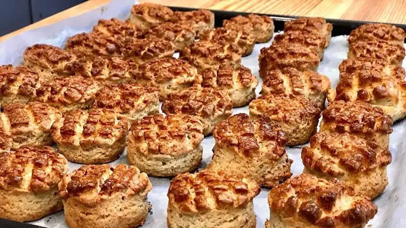 Egy asztalon a tepertős pogácsa és a vecsési savanyú káposzta