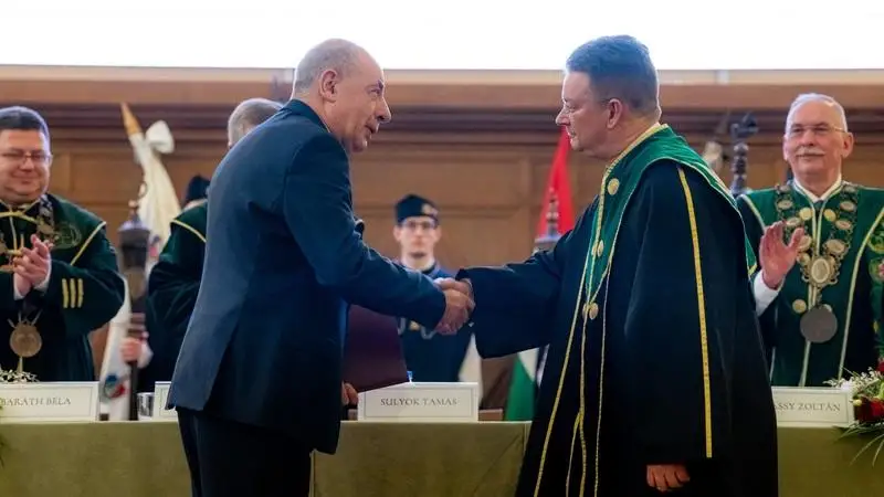 Sulyok Tamás adta át Bács Zoltán rektori megbízását a jubileumi ünnepségen