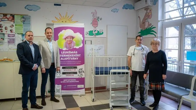 Három kiságy és műszertartó állvány a Leukémiás Gyermekekért Alapítványtól