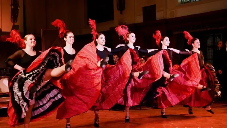 Telt ház előtt arattak sikert a debreceni hallgatók A víg özvegyben