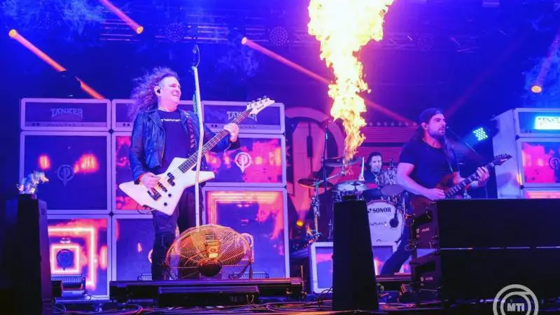 A március 28-i koncerten mutatkozik be a zenekar új gitárosa