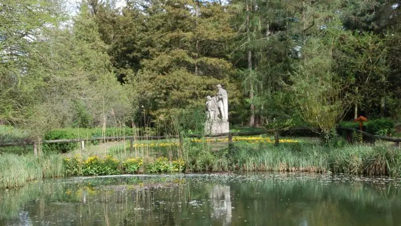 Az egyetemi botanikus kert, s más városok arborétumai szép tavaszi sétát kínálnak