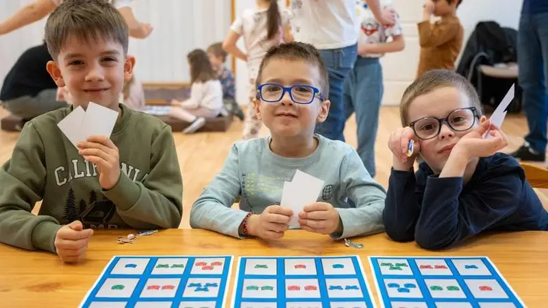 SET-kártyajátékkal fejlesztették a logikát a Debreceni Egyetem óvodásainál