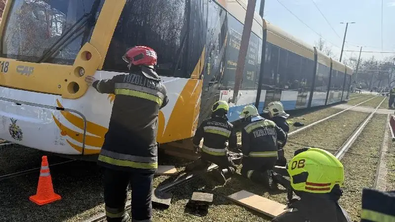 Halálos baleset Debrecenben: villamos gázolt el egy kerékpárost