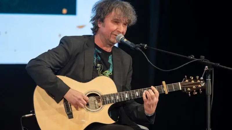 „A gondolatok is hullámok” – Hrutka Róbert inspiráló előadása az oDEon Színházban