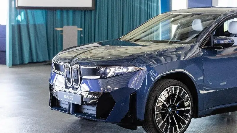 Az autó jövőjének irányát jelzi  a Debrecenben készülő iX3 modell