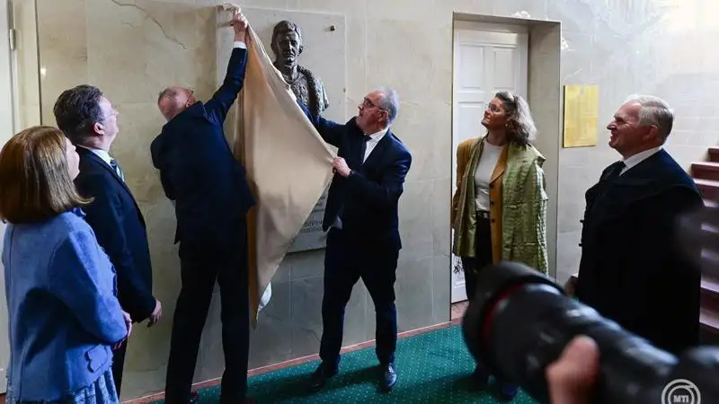 Az egyetemi klinika főépületét 1918-ban IV. Károly avatta fel