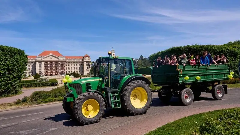 Traktoros ballagással búcsúztak a Balásházy végzősei Debrecenben