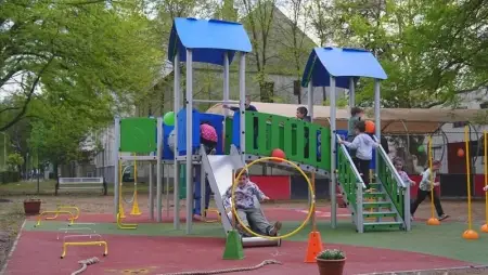 Dombi Tibor is részt vett a DE Óvodájának sportnapján és udvarátadóján