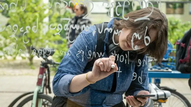 Verssorok lepték el a Debreceni Egyetem könyvtárának üvegfalát