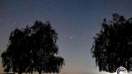 Hagyományos kézi távcsővel már jól kivehető, látványos formát mutathat