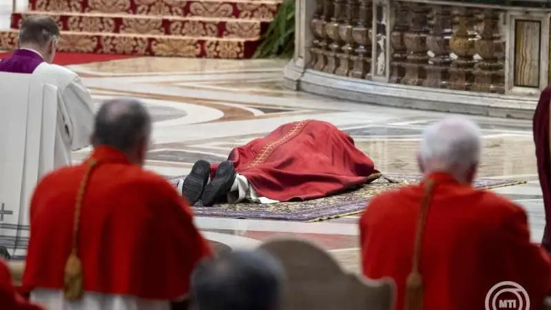 A pápa maga vitte a keresztet minden stáción