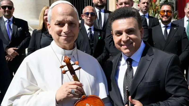 Mesterhegedűt ajándékozott a Szentatyának