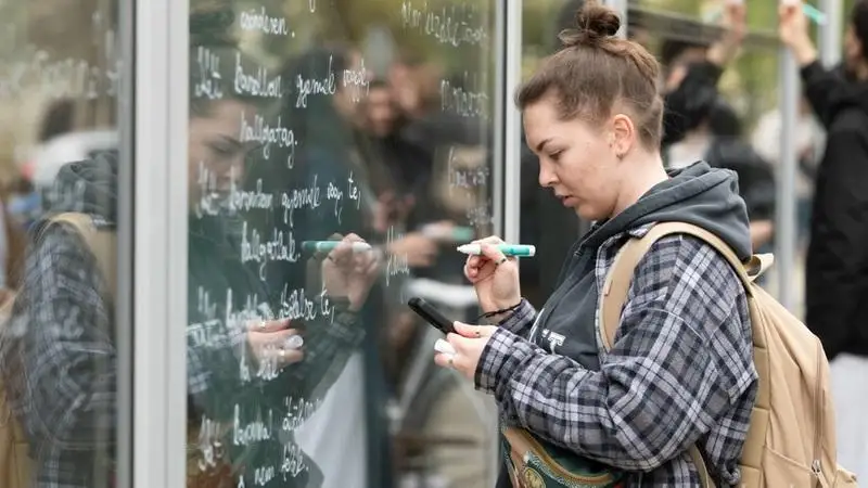 Verssorok lepték el a Debreceni Egyetem könyvtárának üvegfalát
