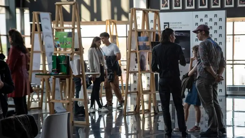 Építészhallgatók tervezték a Salemi boszorkányok díszleteit a Csokonai Színház premierjére