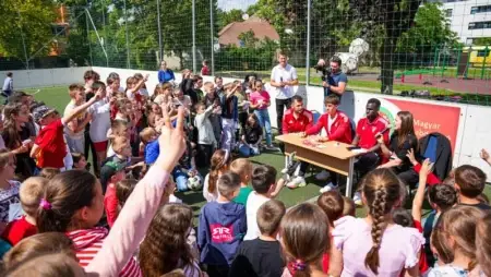 A Szoboszlói Úti Általános Iskolában járt a DVSC focistáinak küldöttsége