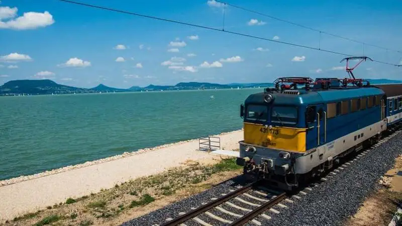 Kelet-Magyarországról is indulnak direkt motorvonatok a Balatonhoz