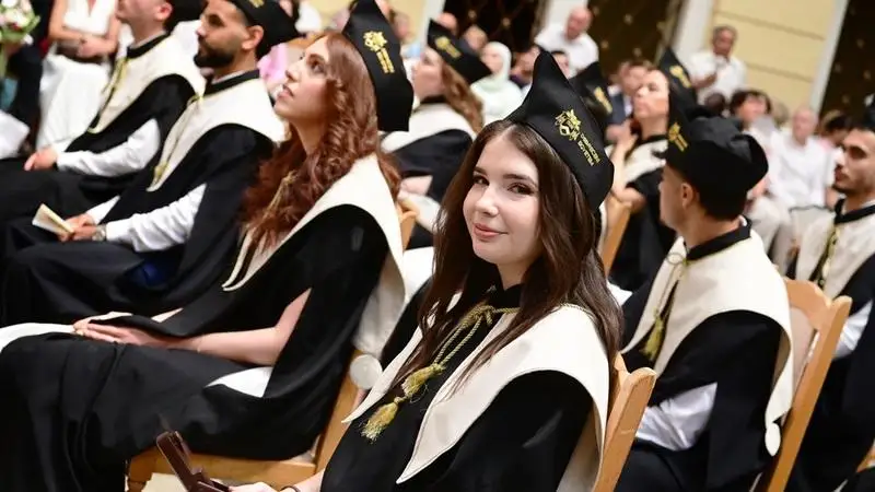 Diplomaosztó a DE-n – 44 magyar és 46 külföldi hallgató lett fogorvosdoktor