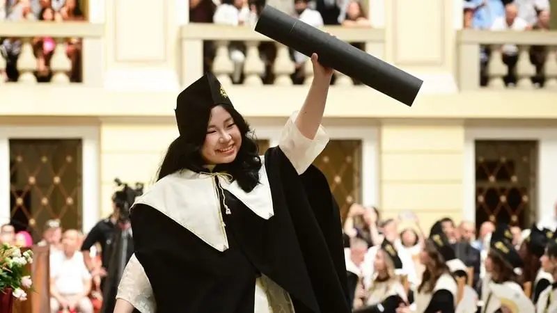 Diplomaosztó a DE-n – 44 magyar és 46 külföldi hallgató lett fogorvosdoktor