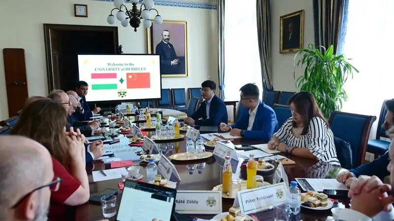 Kínai autóipari óriásszervezetek delegációja a Debreceni Egyetemen