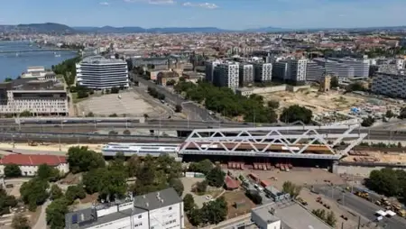 Helyére került hídszerkezet első eleme