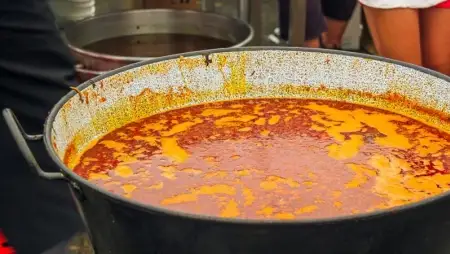 Debrecenből alig egy órás autózás a fesztivál otthona, Tiszacsege 