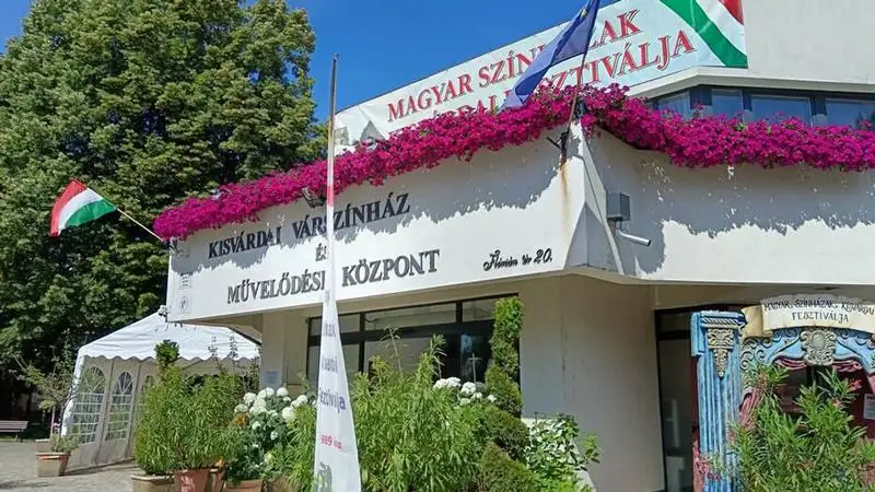 Melyik társulatot díjazta a Debreceni Színházfüggők Társasága?
