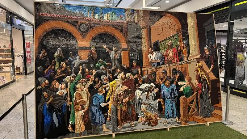 Különleges LEGO‑mozaik készült Munkácsy Ecce Homo festményéből Debrecenben