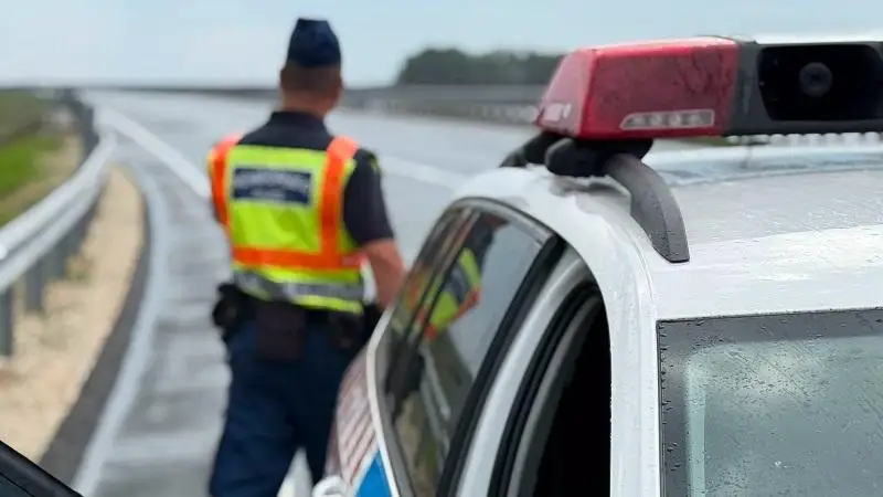 Kamion és több autó ütközött a 42-es főúton, teljes zárás van érvényben