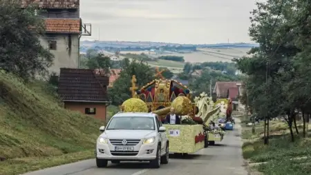 Huszadik éve látható a szomszédos Bihar megyében a Debreceni Virágkarnevál négy kocsija