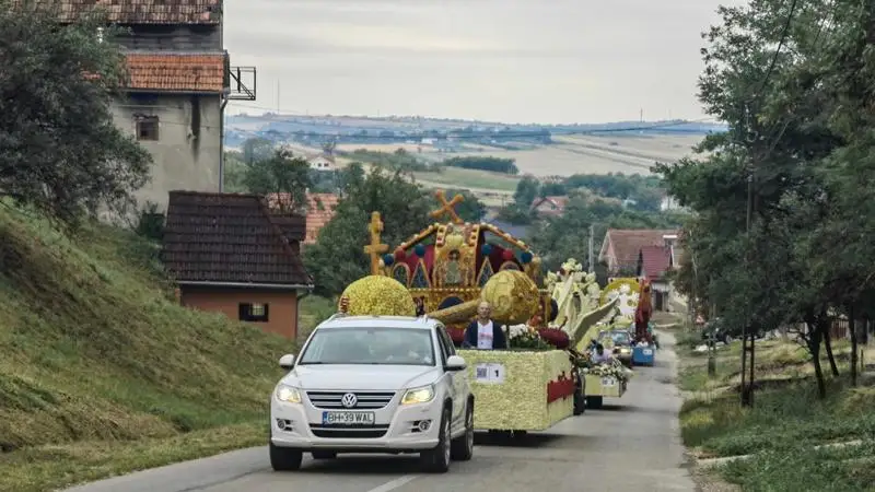Huszadik éve látható a szomszédos Bihar megyében a Debreceni Virágkarnevál négy kocsija