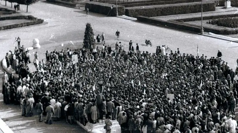 Hallgatókat és munkatársakat vár a Debreceni Egyetem az 1956-os fotók újraalkotására