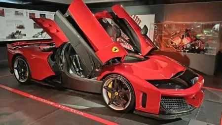 Debreceni oktatók a Ferrari és Lamborghini központjában