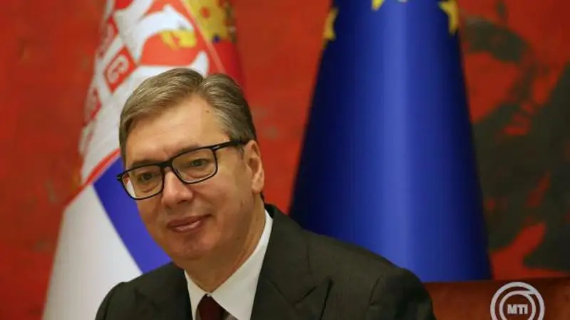 Egyik székből a másikba készül Aleksandar Vucic