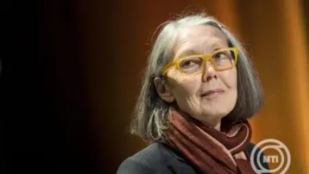 Anne Carson 1901 óta a 19. hölgy, aki elnyerte e kategória kitüntetését