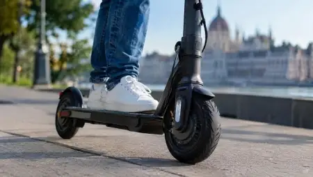 Szigorítanák az elektromos rollerek használatát, korhatárhoz és jogosítványhoz kötnék a vezetésüket